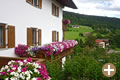 Blumengeschmückte Balkone auf dem Mesnerhof